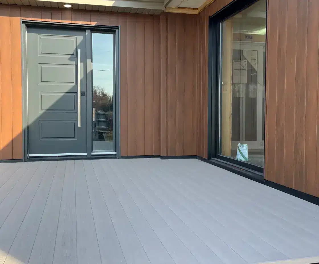 Plancher de terrasse en aluminium Bellalumi devant porte vitrée