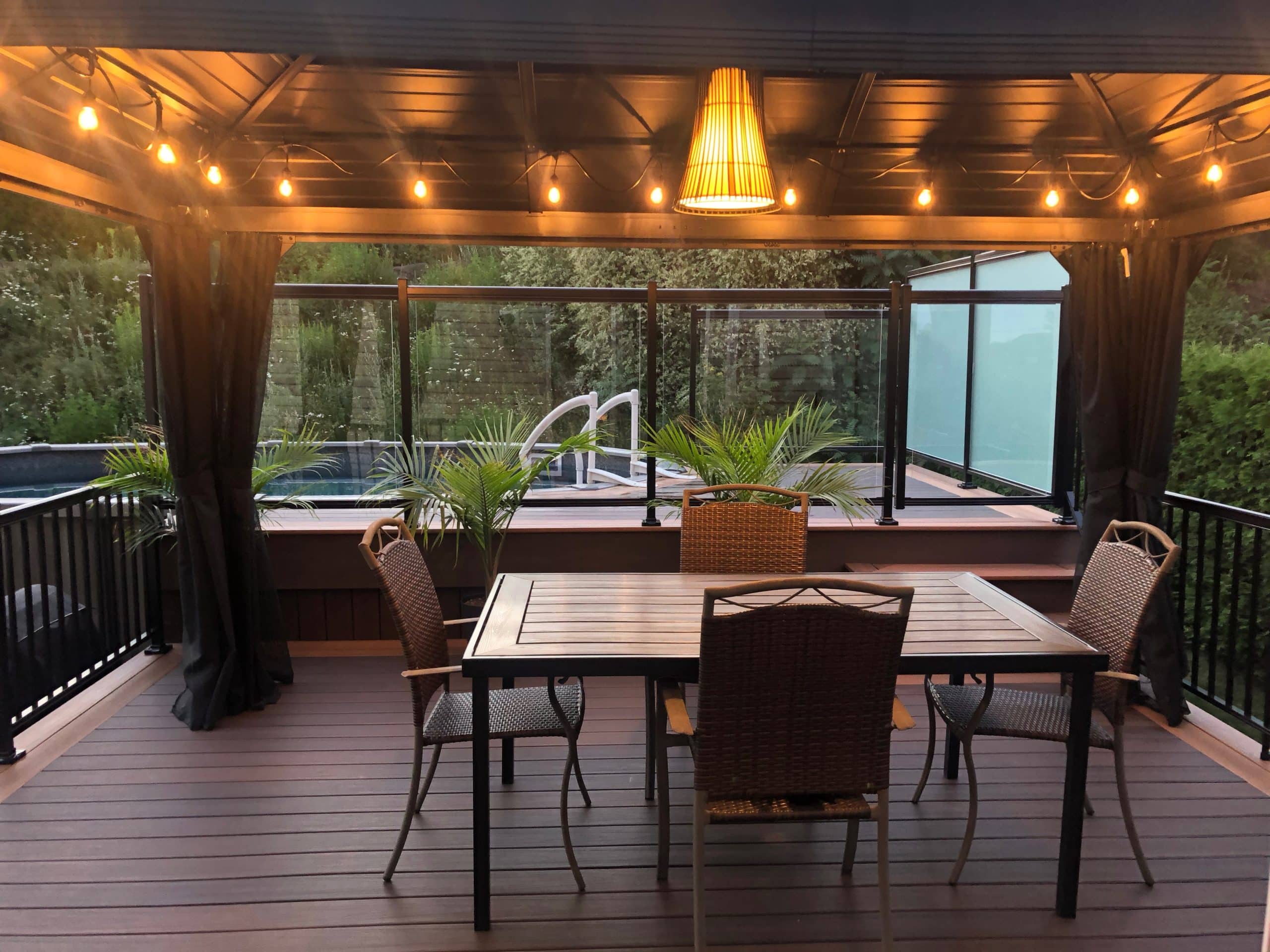 Salle à manger extérieure sur terrasse Bellalumi éclairée