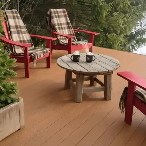 Terrasse extérieure en composite avec chaises Adirondack rouges et table ronde
