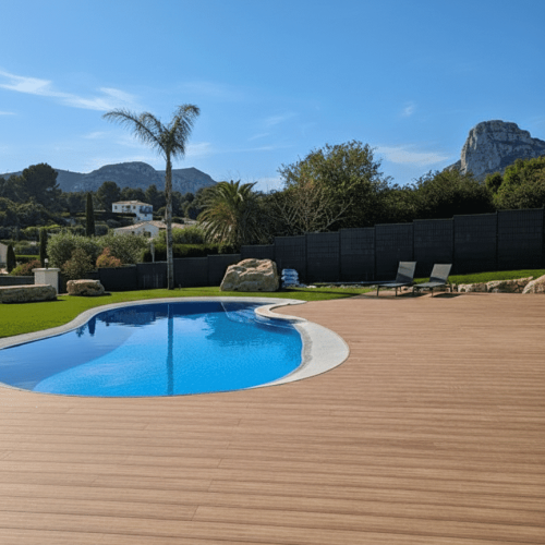 Terrasse en aluminium Bellalumi autour d’une piscine