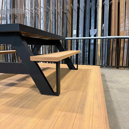 Table extérieure moderne installée sur plancher composite Bellalumi