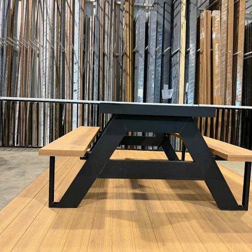 Table pique-nique design sur terrasse composite Bellalumi