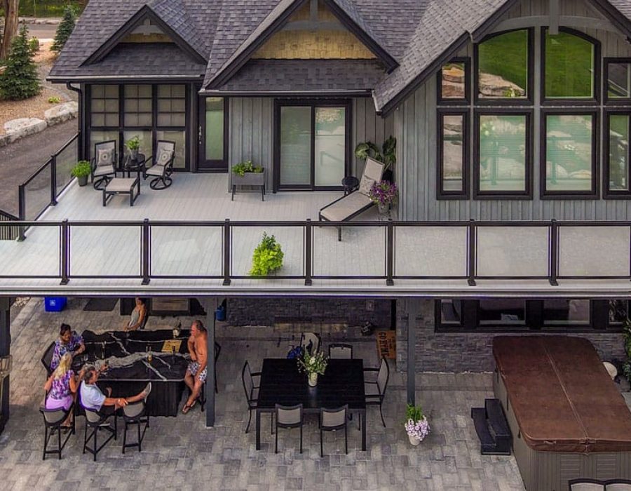 Maison contemporaine avec terrasse aluminium et espace repas extérieur