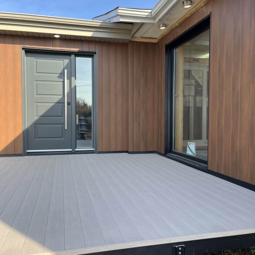 Entrée de maison avec terrasse Bellalumi en composite gris