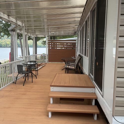Terrasse Bellalumi sous auvent avec marches en composite et coin repas