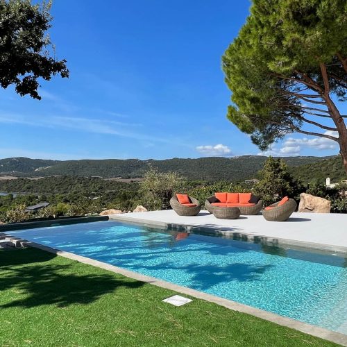 Terrasse moderne avec piscine et plancher aluminium extérieur
