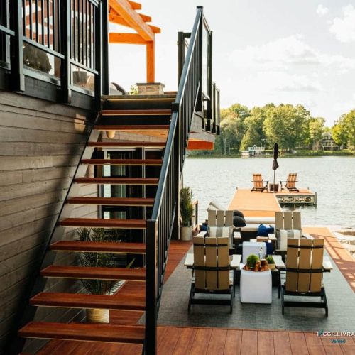 Escalier extérieur avec marches aluminium et rampe noire