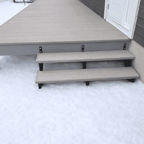 Marches Bellalumi en composite installées sur sol enneigé