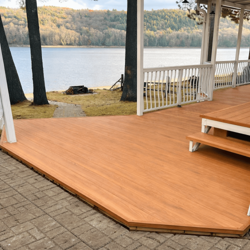 Terrasse Bellalumi au bord de l’eau avec garde-corps résidentiel