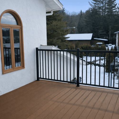 Balcon résidentiel avec rampe aluminium et plancher Bellalumi
