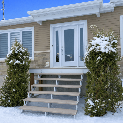 Entrée résidentielle avec escalier Bellalumi en composite gris