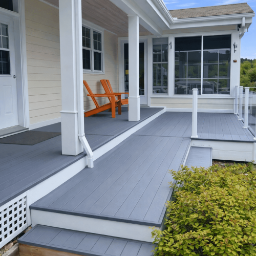 Grande terrasse Bellalumi entourant résidence en pierre