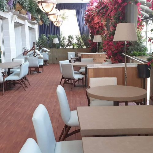 Salle à manger extérieure sur terrasse aluminium effet bois