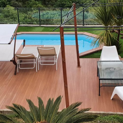 Terrasse avec chaises longues et plancher aluminium près de piscine